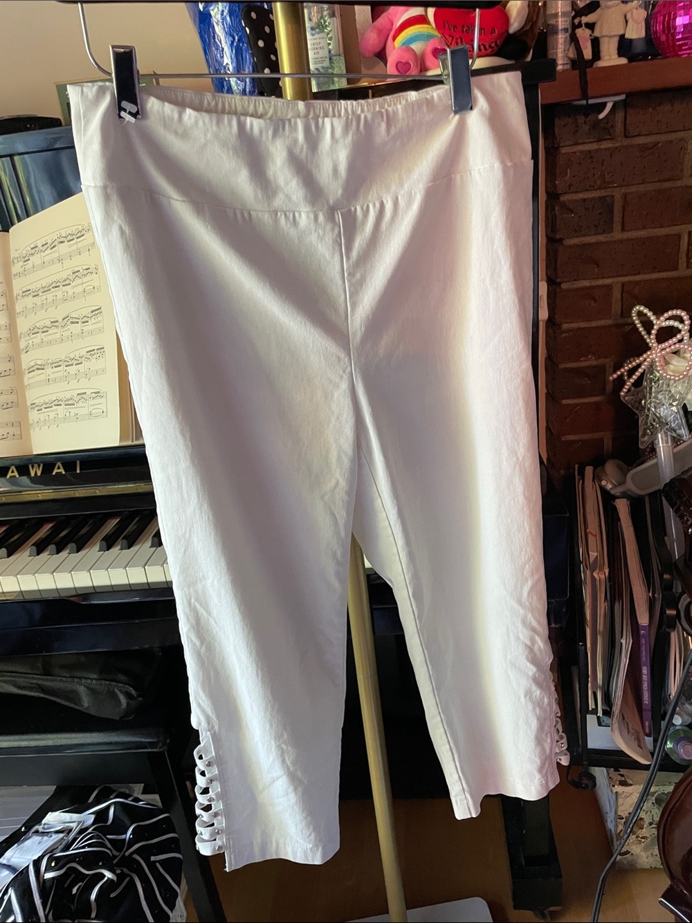 ☀️ SUMMER CLEARANCE 🛍️Joseph Ribkoff White Capri Pants with Side Lace-Up Detail